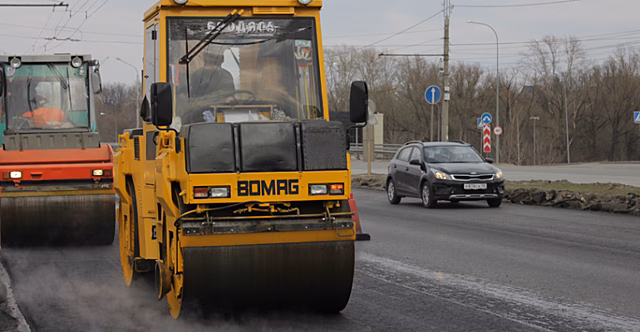На улицах Пензы появились асфальтоукладчики