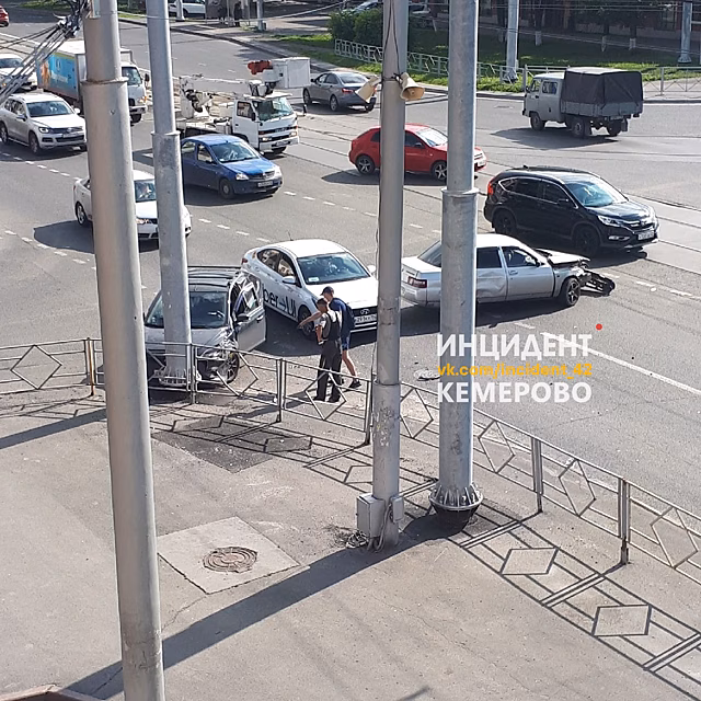 Легковушки жестко столкнулись на кемеровском проспекте