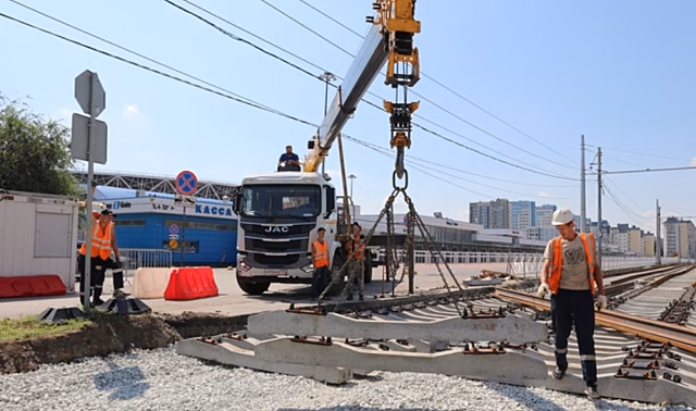 В Волгограде завершается установка новых опор на наземной линии СТ