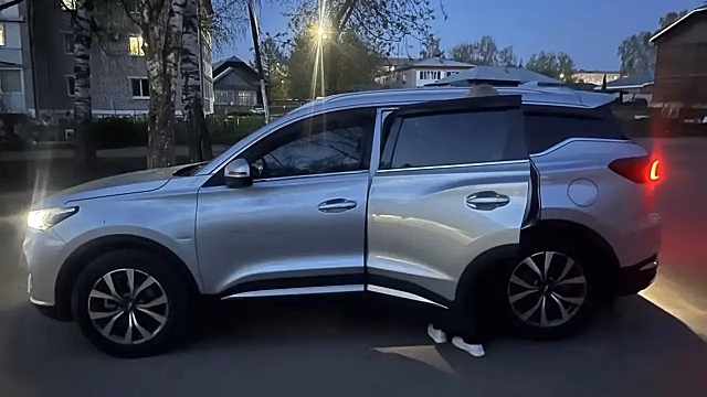 Автомобиль сбил 6-летнего велосипедиста во дворе дома