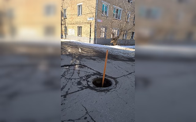 И снова провал: челябинцы пожаловались мэру на очередной открытый люк