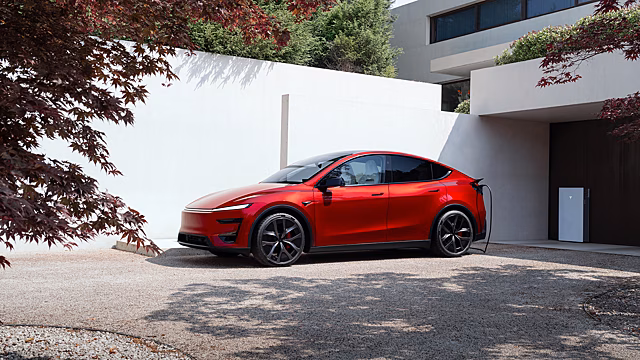 Tesla отзывает 5,7 млн автомобилей: что произошло