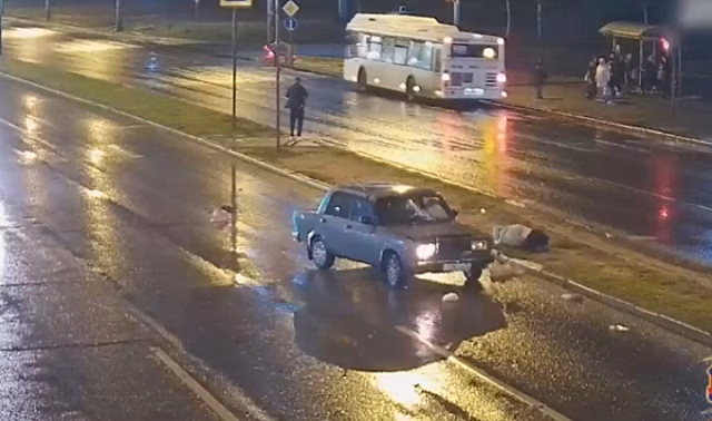 В Волгограде на видео сняли, как ВАЗ сбил 52-летнюю женщину на переходе