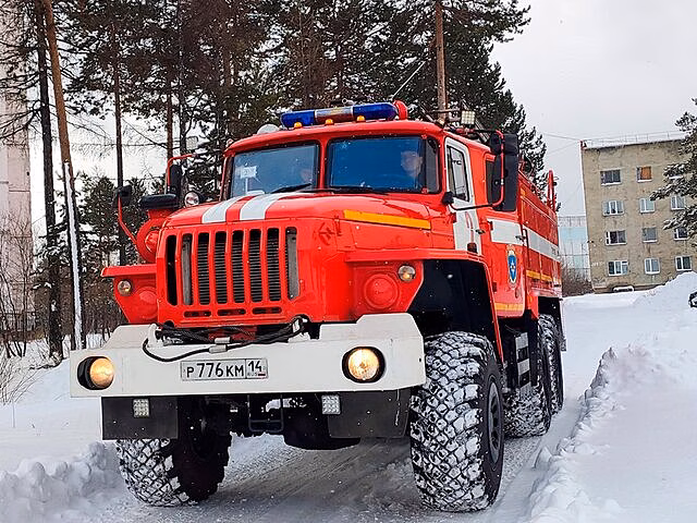 Школьный автобус загорелся в Якутии