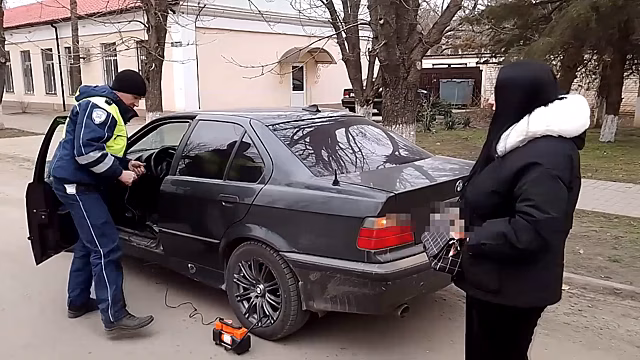 Госавтоинспекторы Херсонской области оказали помощь автоледи, попавшей в беду на дороге в Чаплинке