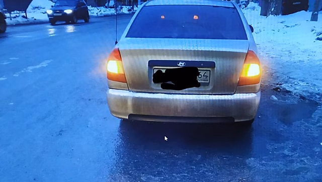 Водитель Hyundai Accent влетел в открытый люк на Соколовой в Саратове