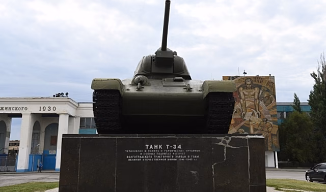 В Волгограде на время ремонта уберут танк-памятник Т-34 в Тракторозаводском районе