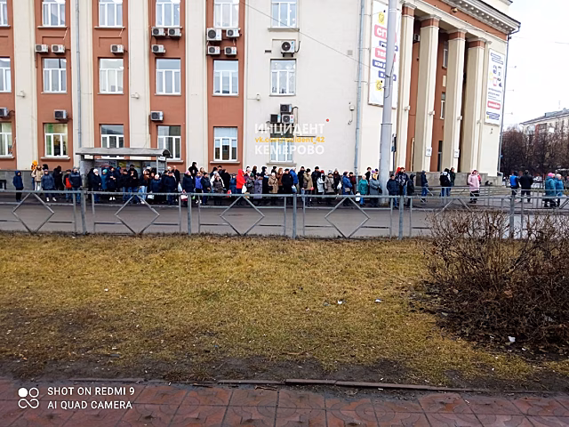 Соцсети: большая толпа кемеровчан собралась на остановке из-за сломанного трамвая