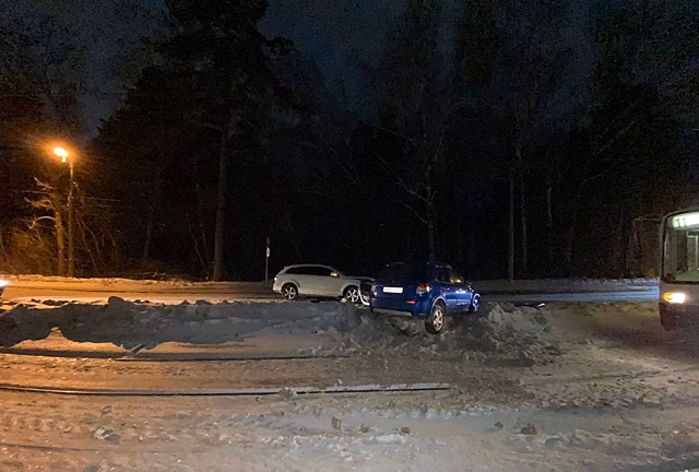 В Новосибирске водитель Audi Q7 врезался в Suzuki и скрылся с места ДТП