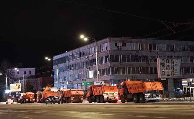 В Курске продолжается расчистка дорог от снега