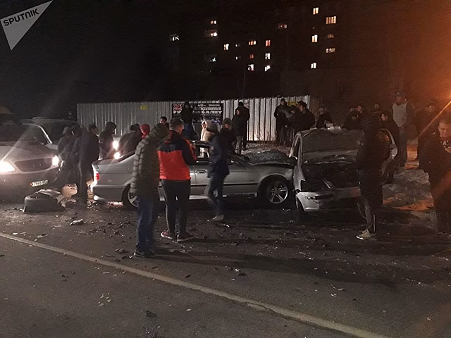 В Бишкеке столкнулись два авто, есть пострадавшие — фото с места ДТП