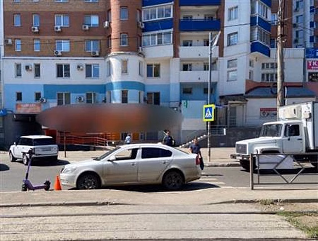 На ул. Ново-Вокзальной в ДТП пострадал 18-летний водитель электросамоката