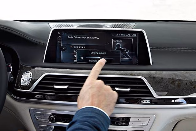 Новый BMW 7 серии может припарковаться без водителя за рулем