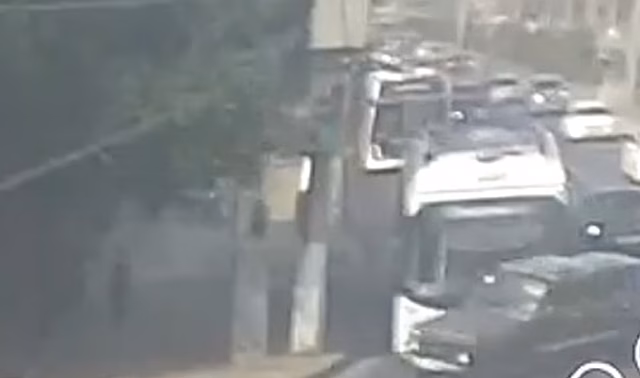 На видео попал момент столкновения «Нивы» и троллейбуса в Волгограде