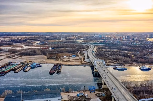 На выезде из Самары на Фрунзенском мосту ликвидируют пробки