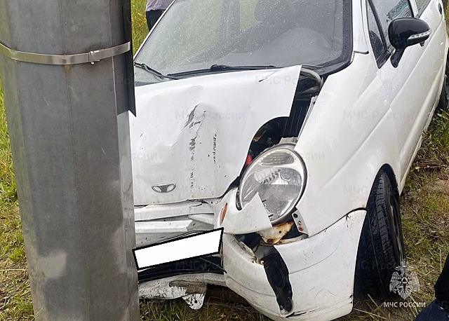 Daewoo Matiz врезался в столб