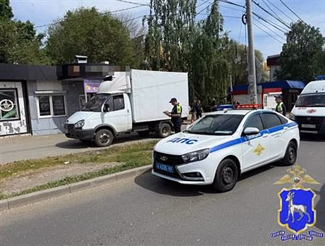 Водитель "Газели" двигаясь задним ходом совершил наезд на 84-летнюю женщину