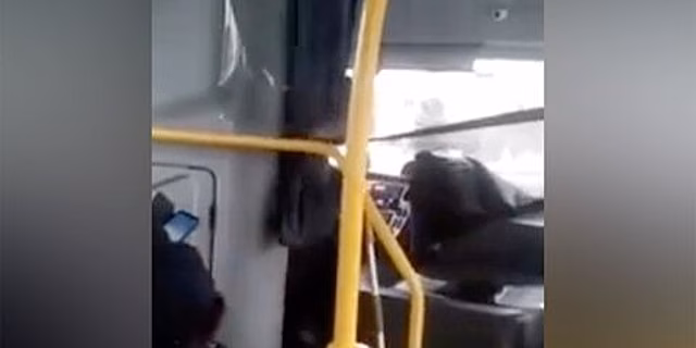 В Калининграде водитель автобуса переключал передачи шваброй