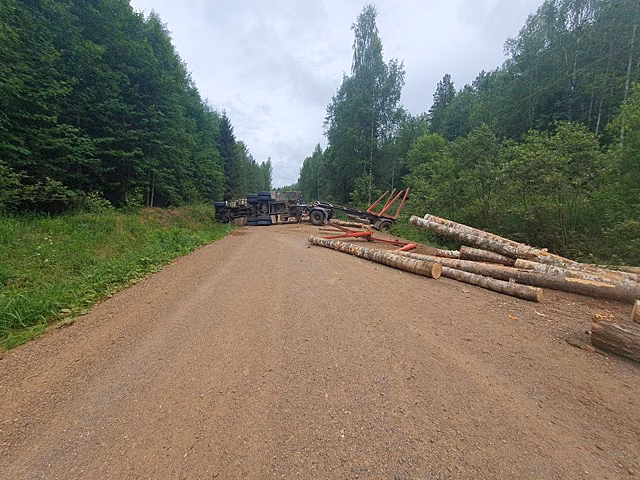В Белохолуницком районе водитель уложил грузовик на бок