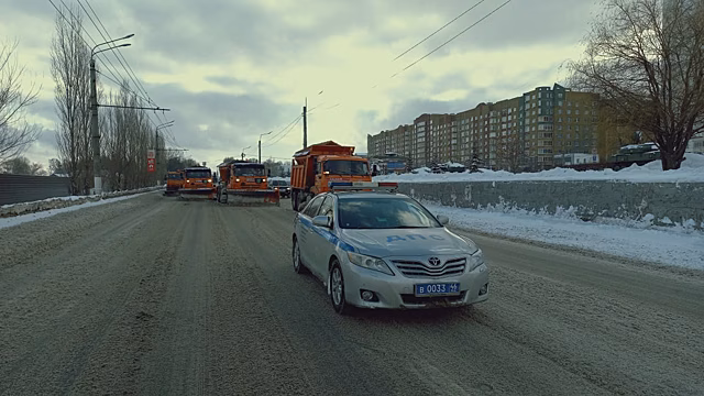 В Курске сотрудники ГИБДД помогли коммунальщикам в расчистке дорог от снега