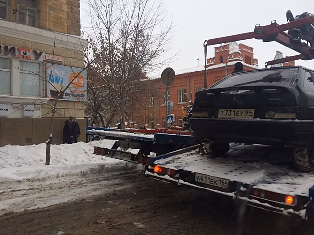 Свыше 110 автомобилей в Саратове эвакуировали из-за неправильной парковки С начала 2021 года в Саратове эвакуировано 189 автомобилей на штрафстоянку. Об этом сообщили в минтрансе региона. В феврале это были 102 машины, из них 69 за парковку в неположенном месте, в январе — 87, из них 52 — за парковку. Оставленные в зоне действия запрещающих знаков машины мешают городским службам ЖКХ убирать снег. В конце января минтранс провел рабочее совещание, где приняли решение усилить работу по эвакуации машин. Минтранс призывает граждан не нарушать ПДД и не оставлять транспорт в неположенных местах. Напомним, в Саратове вскоре установят новые дорожные знаки, согласно которым нельзя будет оставлять машины в определенные дни на нескольких улицах города.