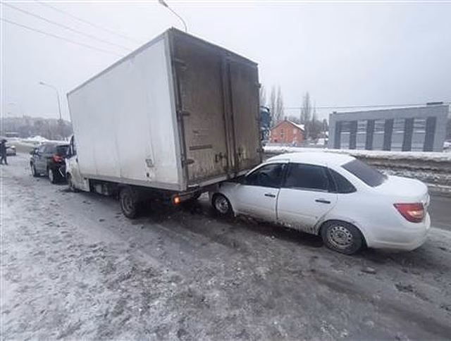 Шесть машин столкнулись на Московском шоссе в Самаре