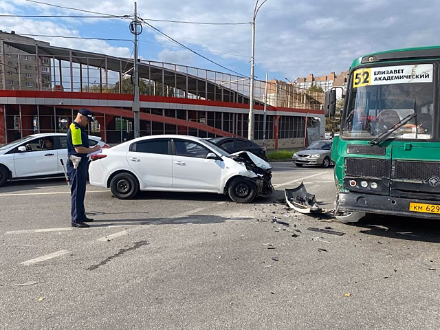 Два человека госпитализированы после ДТП с автобусом в Екатеринбурге
