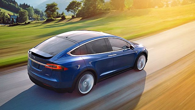 Кроссовер Tesla Model X выиграл у Ferrari в дрэг-рейсинге