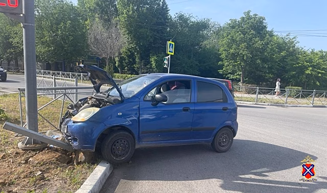 Под Волгоградом бетономешалка подрезала легковушку, спровоцировав ДТП