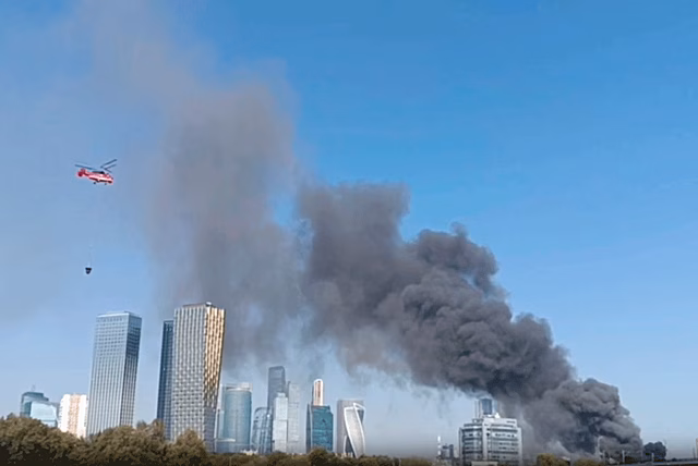 Огонь на Бережковской набережной тушат пожарный корабль и два вертолета