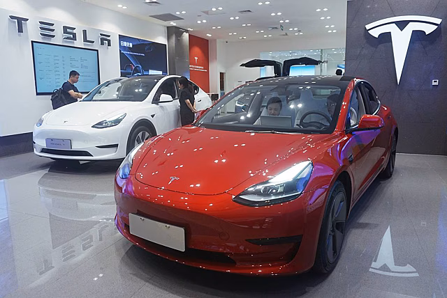 Tesla представила обновленный электромобиль Model 3
