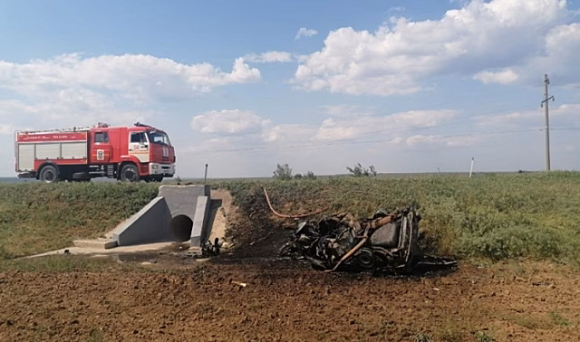 На трассе под Волгоградом вылетел в кювет и загорелся ВАЗ с молодежью