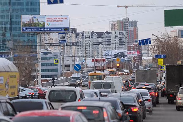 Многокилометровые пробки сковали Челябинск