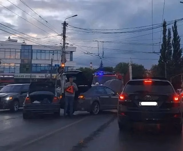 Из-за ДТП возникла пробка в районе площади Маяковского в Калуге