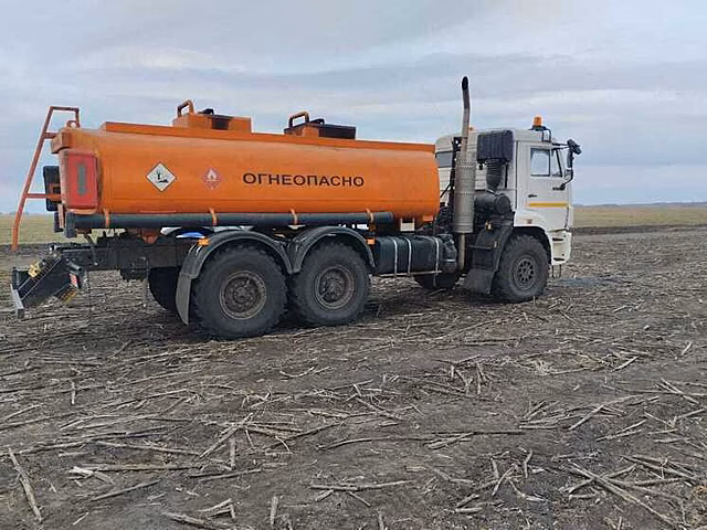 Работник заправки попал под колеса грузовика в Новосибирске
