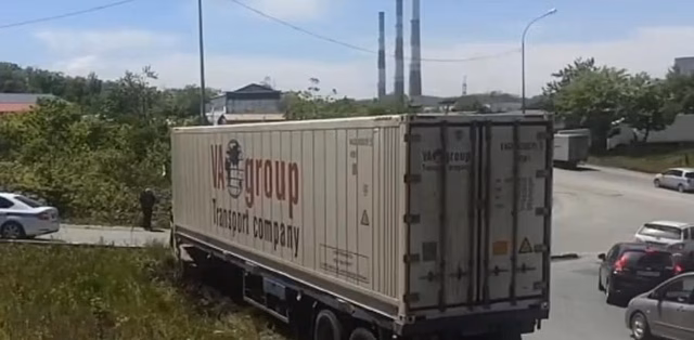 «Принял решение съехать с дороги». Поступок водителя большегруза обсуждают в Сети