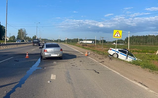 В Кирове столкнулись «Опель» и автомобиль ДПС