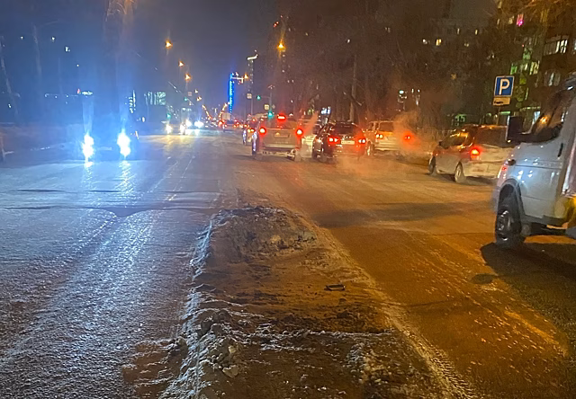 В Новосибирске водители пожаловались на незаметный островок безопасности на улице Дуси Ковальчук