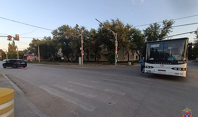 ДТП с автобусом и иномаркой в Волгоградской области попало на видео