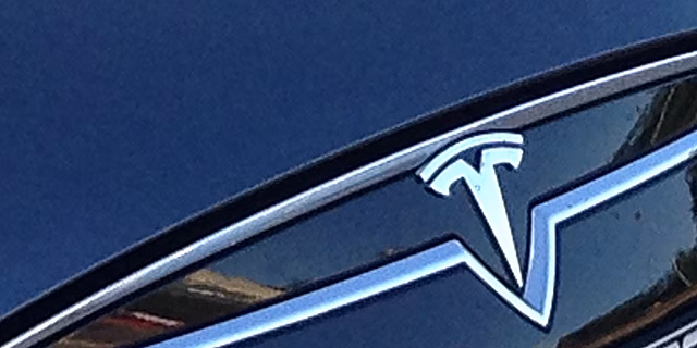 Владельца Tesla из Китая обязали выплатить более $600 тыс. за зарядку электромобиля