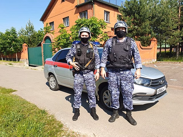 В Петербурге водитель легкового авто сбил мать с ребёнком во дворе