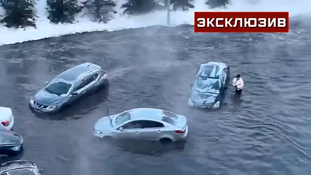Автомобили на парковке в Уфе утонули в канализационной воде из-за прорыва трубы
