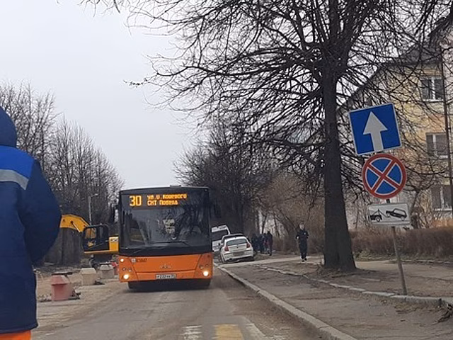 «Специально не пропускал маршрутку»: на Судостроительной автобусы пустили «против шерсти», водители конфликтуют