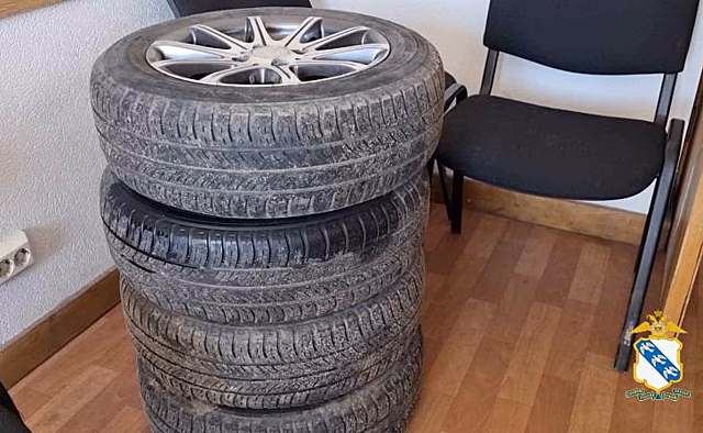 В Курске полицейские вернули хозяйке авто украденные колеса
