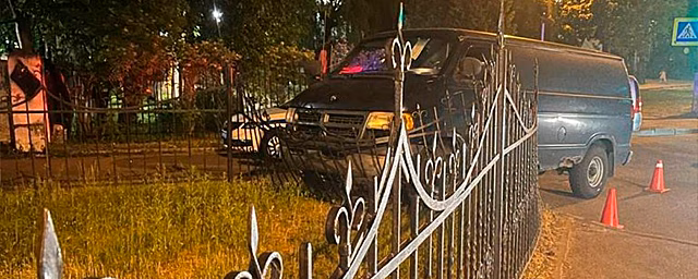 В Калининграде водитель умер за рулем микроавтобуса Dodge и протаранил забор