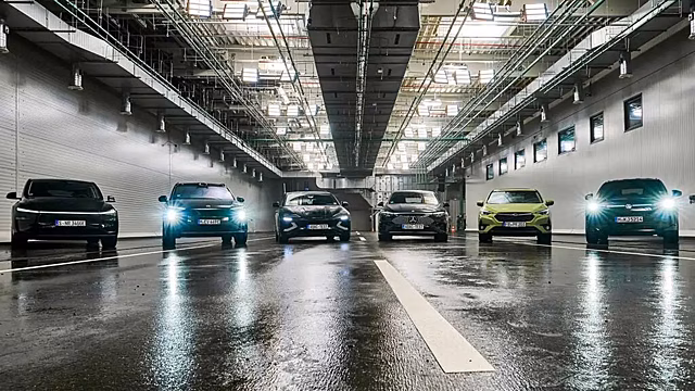 Туман сломал «умные» авто: тест ADAC выявил опасную проблему