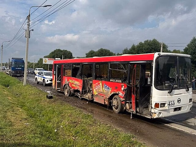 Шесть человек пострадали в ДТП с автобусом и грузовиком в Омске