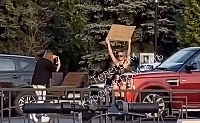В Курске полиция проверяет видео с полуобнаженной девушкой на дороге на ул.Ленина