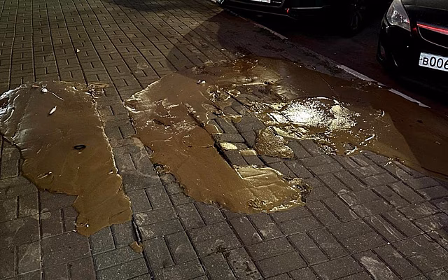 В центре Рязани плитка вздулась от смердящей жижи