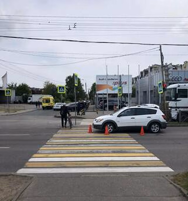 «Зебра» и зелёный не уберегли: на Московском проспекте Pontiac сбил двоих пенсионеров